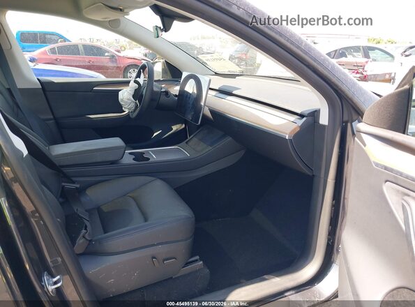 7SAYGDEDXSA377358 2025 TESLA MODEL Y Gray Widok wnętrza z przodu