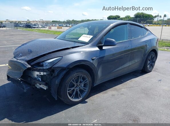 7SAYGDEDXSA377358 2025 TESLA MODEL Y Gray Przód lewy
