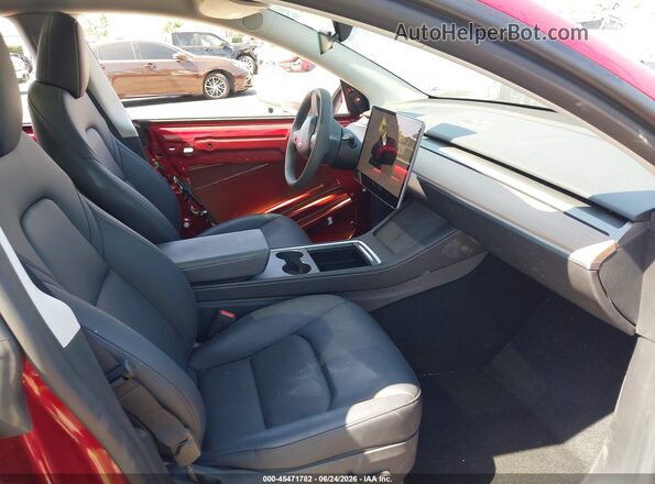 7SAYGDEDXSF319656 2025 TESLA MODEL Y Красный Вид салона спереди