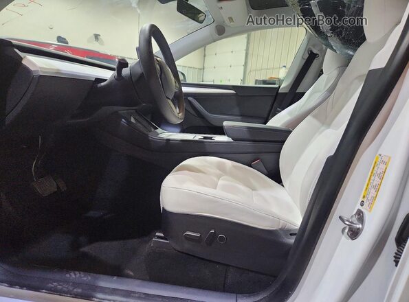 7SAYGDEE0PF614538 2023 TESLA MODEL White Front interior view