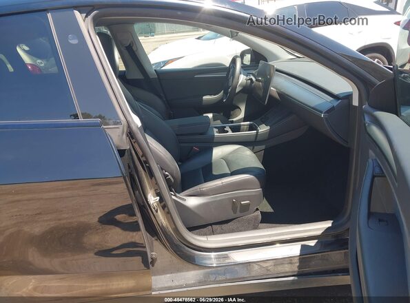 7SAYGDEE0RA214902 2024 TESLA MODEL Y Черный Вид салона спереди