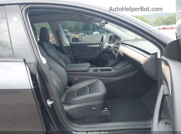 7SAYGDEE0RA281645 2024 TESLA MODEL Y Gray Front interior view