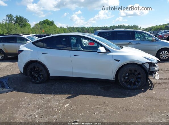 7SAYGDEE1PA033496 2023 TESLA MODEL Y White 360 interior view