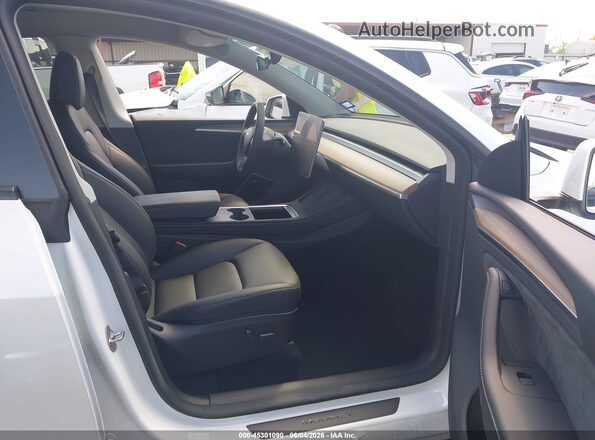 7SAYGDEE1PA131363 2023 TESLA MODEL Y Белый Вид салона спереди
