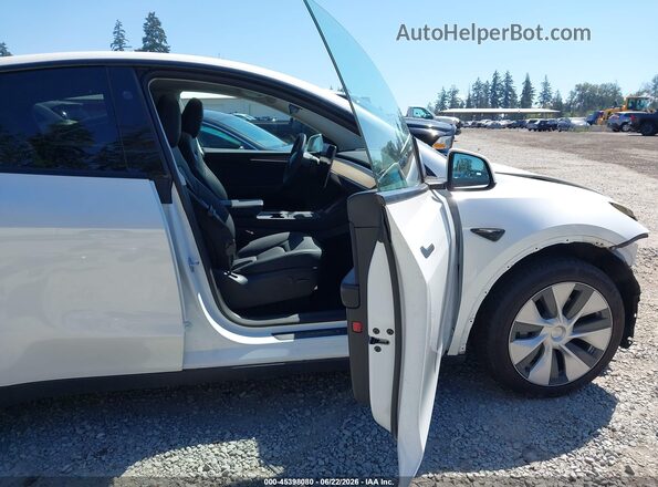 7SAYGDEE1PF825103 2023 TESLA MODEL Y White Вид салону спереду