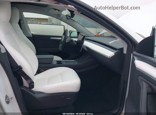 7SAYGDEE1RA259752 2024 TESLA MODEL Y White Vista interior delantera