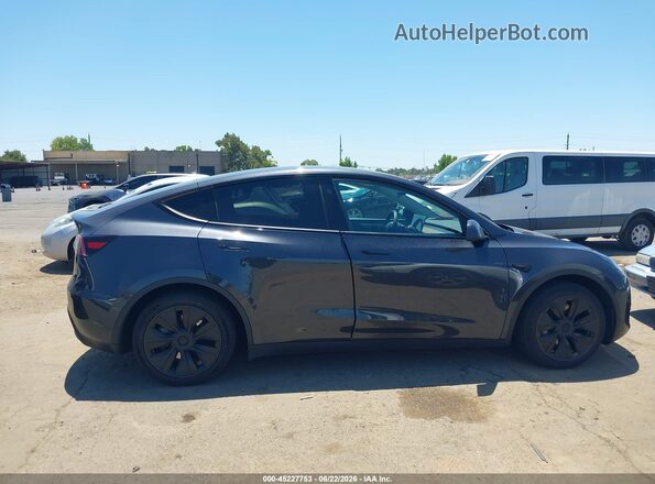 7SAYGDEE1SF318310 2025 TESLA MODEL Y Gray Widok wnętrza z tyłu