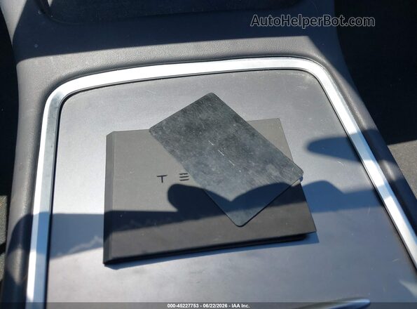 7SAYGDEE1SF318310 2025 TESLA MODEL Y Gray Widok deski rozdzielczej