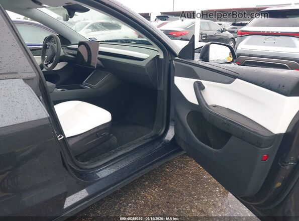7SAYGDEE1TA466407 2026 TESLA MODEL Y Gray Widok wnętrza z przodu