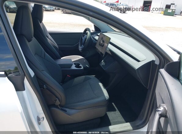 7SAYGDEE1TA641240 2026 TESLA MODEL Y Белый Вид салона спереди