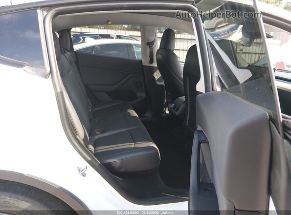 7SAYGDEE2PA095683 2023 TESLA MODEL Y White Widok naklejki z numerem VIN