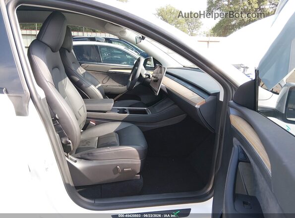 7SAYGDEE2PA095683 2023 TESLA MODEL Y White Widok wnętrza z przodu