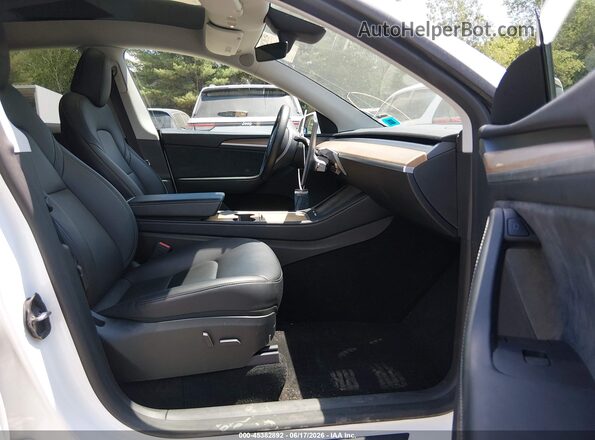 7SAYGDEE2RA228414 2024 TESLA MODEL Y White Front interior view