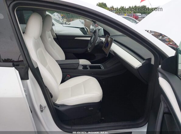 7SAYGDEE2RF186989 2024 TESLA MODEL Y White Սալոնի դիմացի տեսք