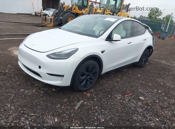 7SAYGDEE2RF186989 2024 TESLA MODEL Y White Առջևի ձախ երեք քառորդ տեսարան
