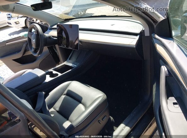 7SAYGDEE2RF983565 2024 TESLA MODEL Y Черный Вид салона спереди