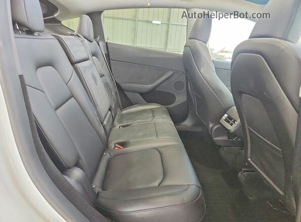 7SAYGDEE3PA207780 2023 TESLA MODEL White Widok wnętrza z tyłu