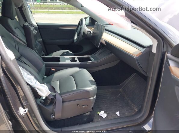 7SAYGDEE3RA231547 2024 TESLA MODEL Y Black Front interior view