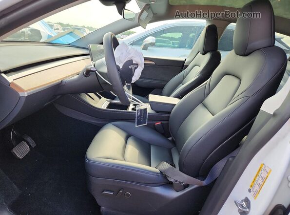 7SAYGDEE3RA333415 2024 TESLA MODEL White Widok wnętrza z przodu