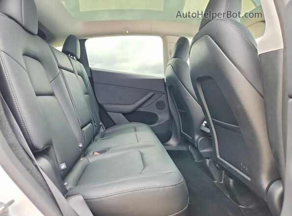 7SAYGDEE3RA333415 2024 TESLA MODEL White Widok tylnych siedzeń