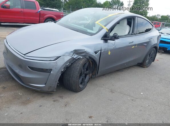 7SAYGDEE3TA457871 2026 TESLA MODEL Y Gray Առջևի ձախ երեք քառորդ տեսարան