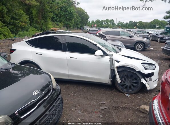7SAYGDEE4NA018326 2022 TESLA MODEL Y White Widok wnętrza z tyłu