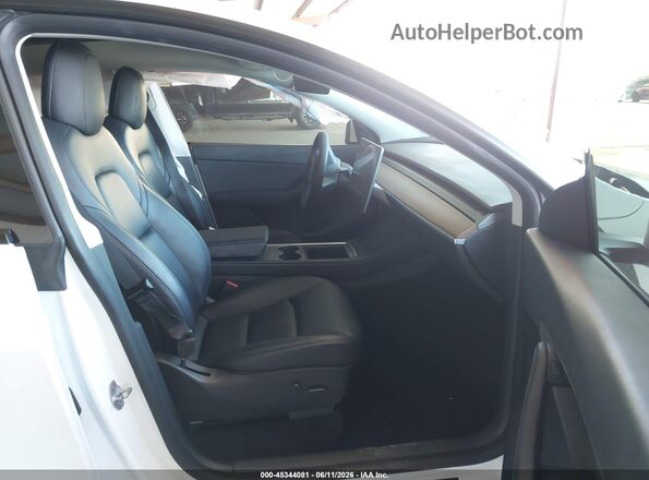 7SAYGDEE4NF402996 2022 TESLA MODEL Y Белый Вид салона спереди