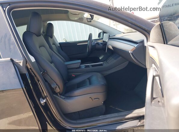 7SAYGDEE4PA074415 2023 TESLA MODEL Y Черный Вид салона спереди