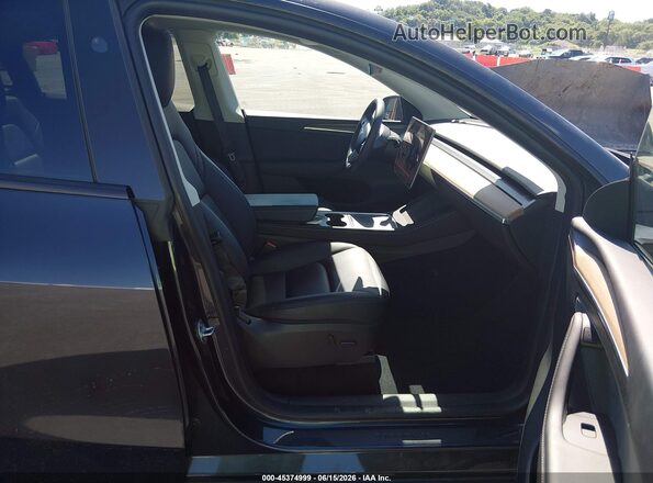 7SAYGDEE4RF026385 2024 TESLA MODEL Y Черный Вид салона спереди