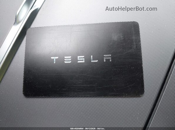 7SAYGDEE4TA670456 2026 TESLA MODEL Y Gray Widok deski rozdzielczej