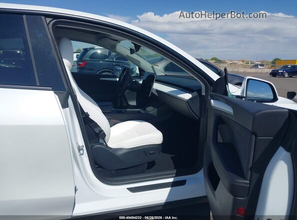 7SAYGDEE5PF938505 2023 TESLA MODEL Y Белый Вид салона спереди