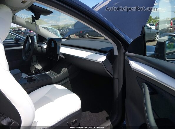 7SAYGDEE5RF170365 2024 TESLA MODEL Y Black Front interior view