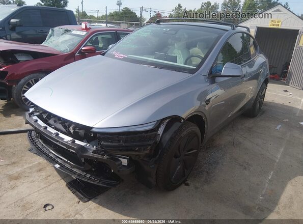 7SAYGDEE5TA669929 2026 TESLA MODEL Y Gray Առջևի ձախ երեք քառորդ տեսարան