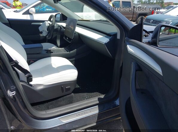 7SAYGDEE6PA167713 2023 TESLA MODEL Y Серый Вид салона спереди