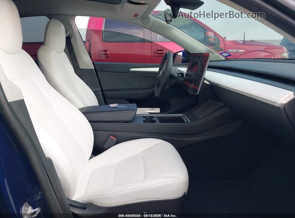 7SAYGDEE6PF604595 2023 TESLA MODEL Y Blue Widok wnętrza z przodu