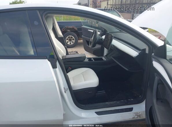 7SAYGDEE6PF935421 2023 TESLA MODEL Y White წინა სალონის ხედი