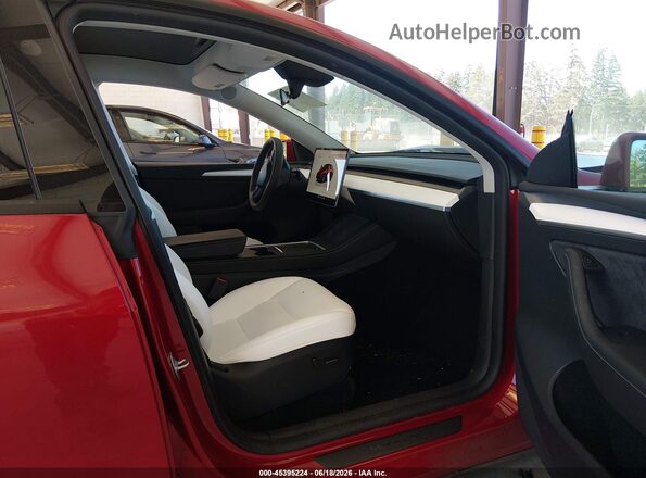 7SAYGDEE6PF938285 2023 TESLA MODEL Y Красный Вид салона спереди