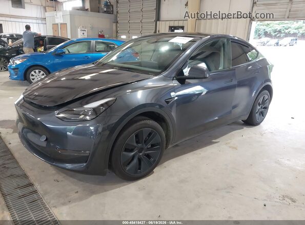 7SAYGDEE6SA358282 2025 TESLA MODEL Y Gray Առջևի ձախ երեք քառորդ տեսարան