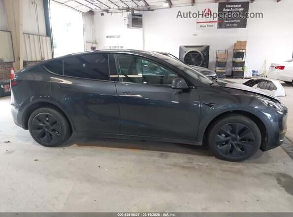 7SAYGDEE6SA358282 2025 TESLA MODEL Y Gray Սալոնի հետևի տեսք