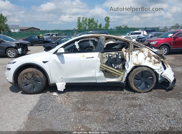 7SAYGDEE6TA385466 2026 TESLA MODEL Y White Սալոնի հետևի տեսք