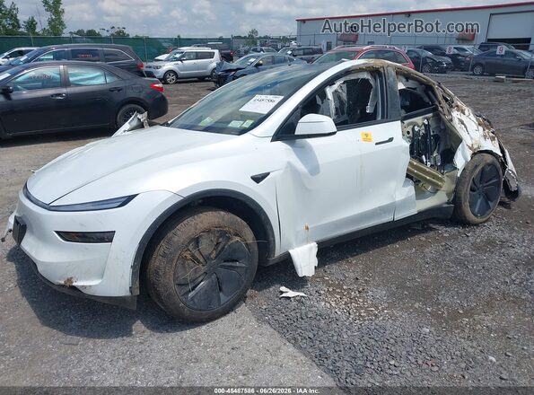 7SAYGDEE6TA385466 2026 TESLA MODEL Y White Առջևի ձախ երեք քառորդ տեսարան