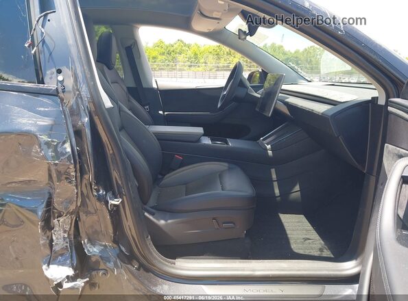 7SAYGDEE6TA475829 2026 TESLA MODEL Y Серый Вид салона спереди