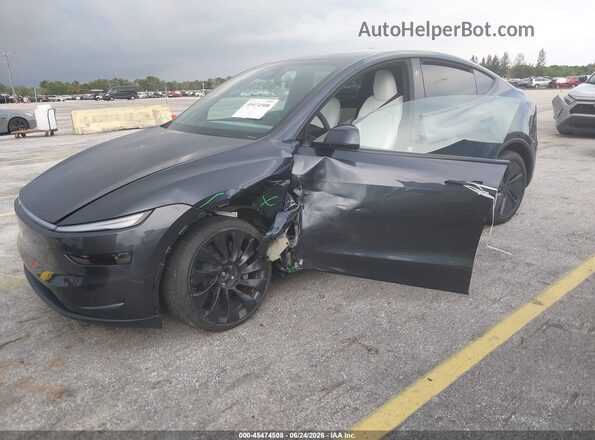 7SAYGDEE7TA635085 2026 TESLA MODEL Y Gray Vista tres cuartos delantera izquierda