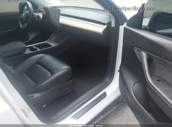7SAYGDEE8NF481668 2022 TESLA MODEL Y Белый Вид салона спереди