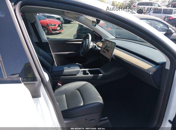 7SAYGDEE8PA025301 2023 TESLA MODEL Y White Widok wnętrza z przodu