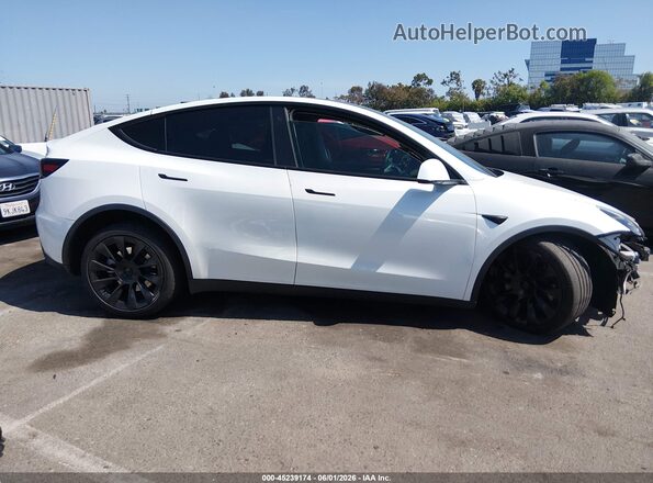 7SAYGDEE8PA025301 2023 TESLA MODEL Y White Widok wnętrza z tyłu