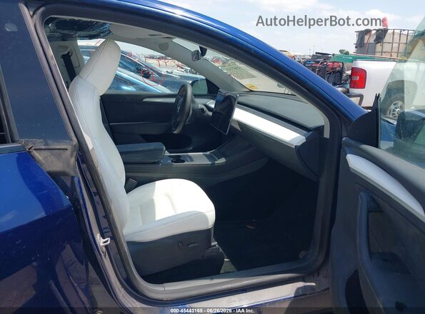 7SAYGDEE8PA077463 2023 TESLA MODEL Y Blue Widok wnętrza z przodu