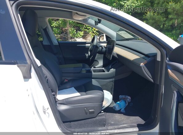 7SAYGDEE8PA120053 2023 TESLA MODEL Y White Widok wnętrza z przodu