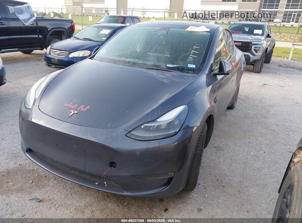 7SAYGDEE8PF639929 2023 TESLA MODEL Y Gray Vista tres cuartos delantera izquierda