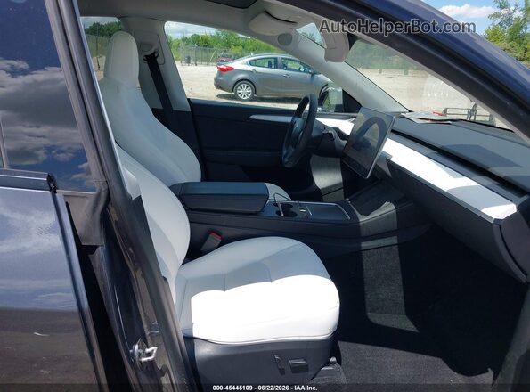 7SAYGDEE8PF807391 2023 TESLA MODEL Y Gray Widok wnętrza z przodu